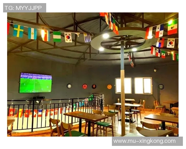 踢足球喝酒游戏欢乐无限让我们在球场上尽情畅饮释放激情与友谊