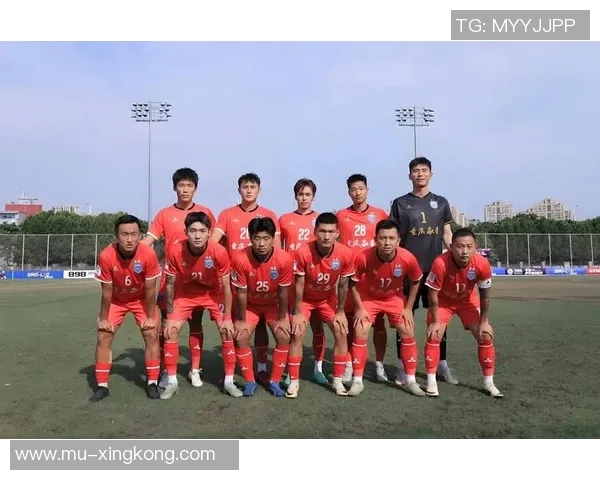 重庆业余足球联赛激发城市热情球员们在绿茵场上追逐梦想与荣耀